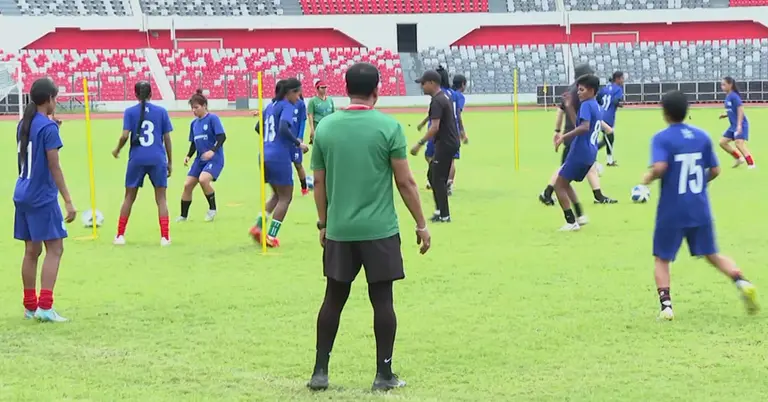 মাঠে ফুটবল অনুশীন করছেন নারীরা